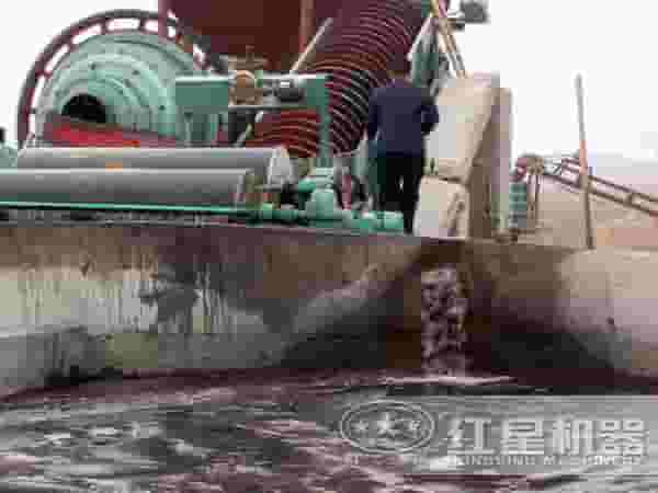 精矿的磁选现场图 精矿的磁选现场图