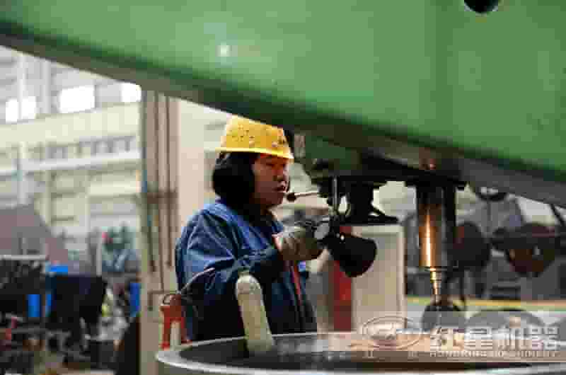 红星机器专业技术人员现场操作图 红星机器专业技术人员现场操作图