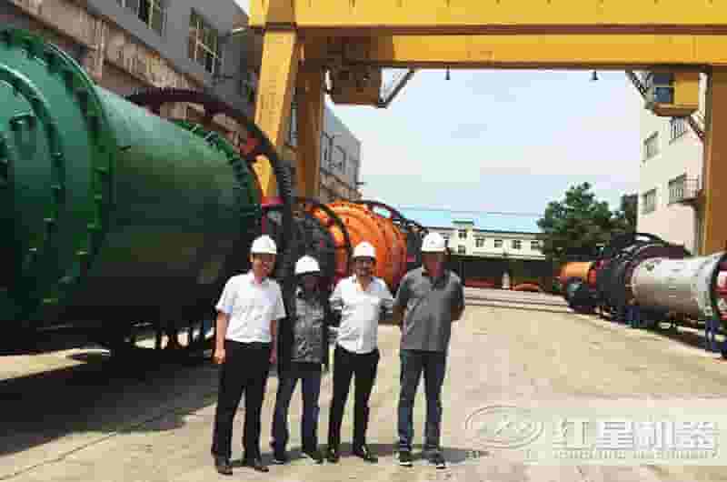 客户到红星机器厂区参观考察设备 客户到红星机器厂区参观考察设备
