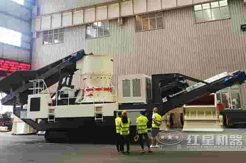 客户到红星厂区参观车载碎石机设备